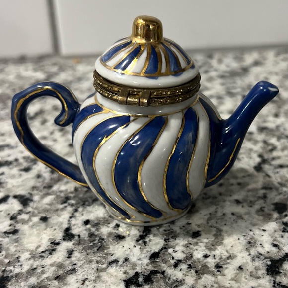 Miniature Teapot Porcelain Jewelry Holder With Clasp White Gold Blue container - Picture 2 of 9